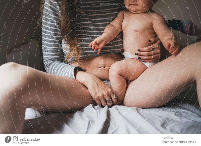 Realbild einer Frau und ihres Babys bei der postpartalen Erholung Geburt Mutterschaft wirklich körperpositiv Menschen Mama heimwärts Quarantäne Bauch Bauchnabel