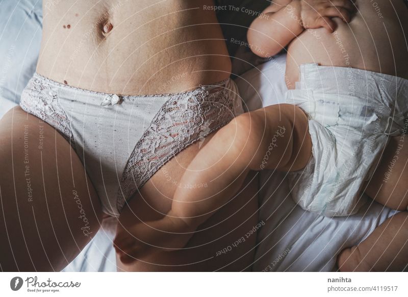 Realbild einer Frau und ihres Babys bei der postpartalen Erholung Geburt Mutterschaft wirklich körperpositiv Menschen Mama heimwärts Quarantäne Bauch Bauchnabel
