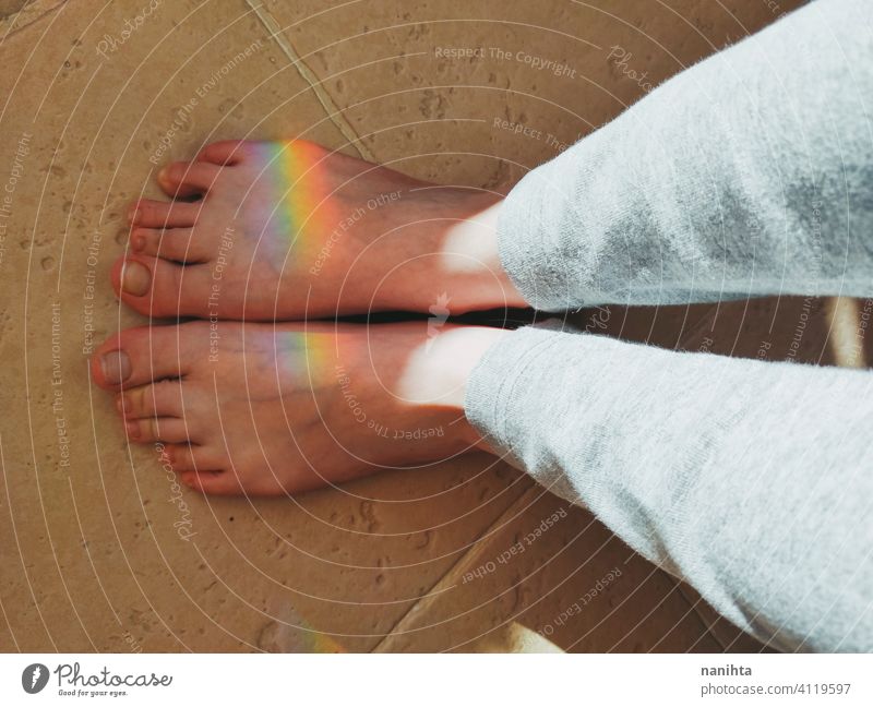 Hohe Winkel Ansicht eines Regenbogens reflektiert über Füße Fuß magisch Gleichstellung Vielfalt Prisma Reflexion & Spiegelung wirklich echte Menschen Sichtweise
