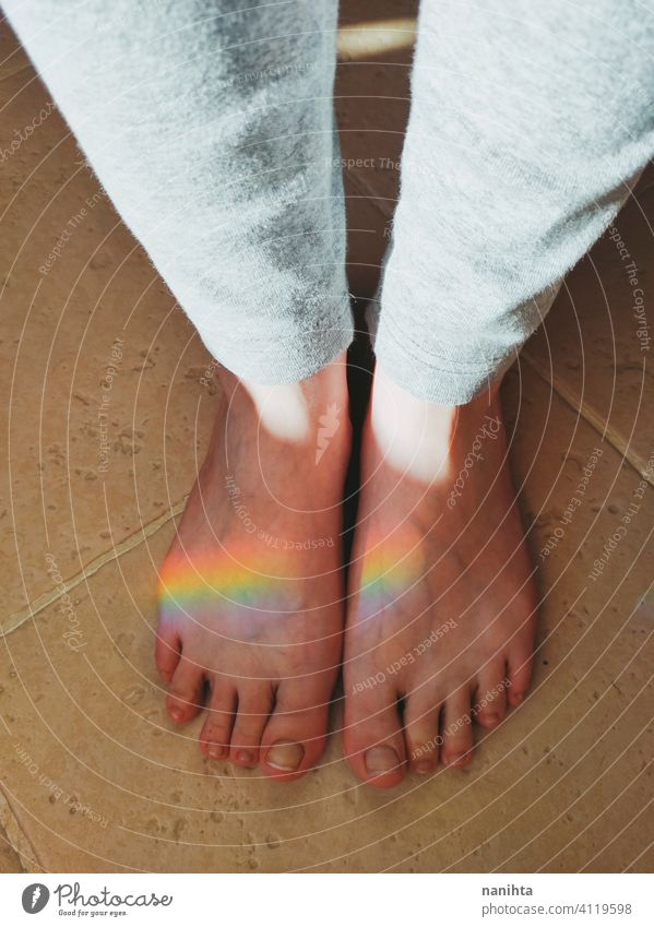 Hohe Winkel Ansicht eines Regenbogens reflektiert über Füße Fuß magisch Gleichstellung Vielfalt Prisma Reflexion & Spiegelung wirklich echte Menschen Sichtweise