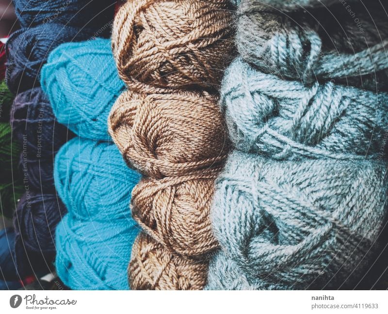 Hintergrund voll mit Wollknäueln Wolle Wollstoff stricken Textil Textur Farbe farbenfroh warm Winter diy häkeln schließen abschließen Ball Laden