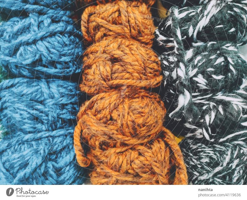 Hintergrund voll mit Wollknäueln Wolle Wollstoff stricken Textil Textur Farbe farbenfroh warm Winter diy häkeln schließen abschließen Ball Laden