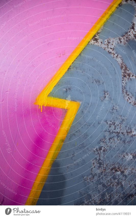 Graffiti, Blitzförmige ,gelbe Trennlinie zwischen zwei unterschiedlichen Farbfeldern. Abstraktes Hintergrundbild Farbe rosa blaugrau Linie Strukturen & Formen