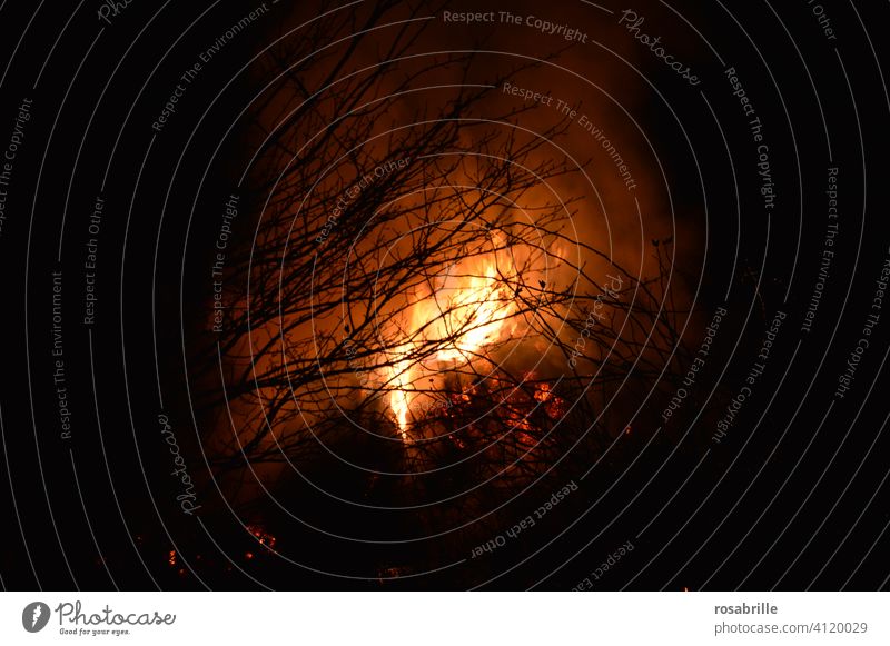 Inferno | Illusion Feuer Feuersbrunst Brand Waldbrand Lagerfeuer Osterfeuer Flammen heiß Holz Wärme warm Hitze Licht hell Nacht brennen verbrennen Gefahr