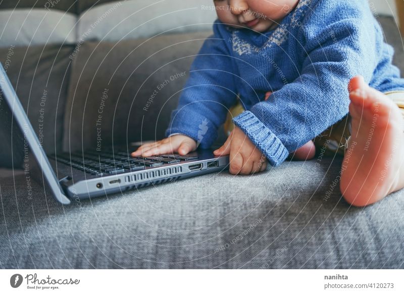 Nahaufnahme eines Babys, das einen Laptop benutzt abschließen Technik & Technologie Portwein usb hdmi Keyboard Hände berühren berührend pc Computer heimwärts