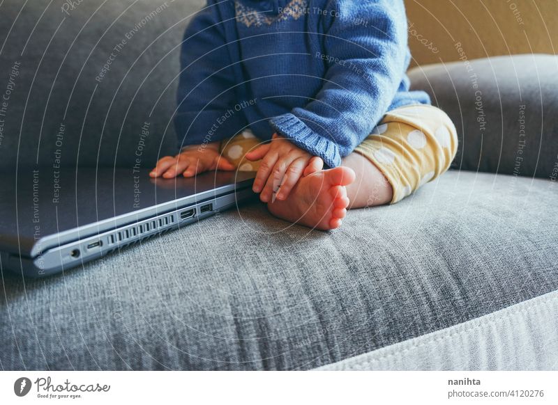 Nahaufnahme eines Babys, das einen Laptop benutzt abschließen Technik & Technologie Portwein usb hdmi Keyboard Hände berühren berührend pc Computer heimwärts