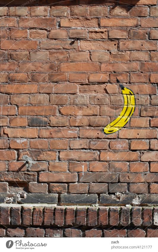 Ausgerechnet Bananen Fassade Wand Hausmauer Mauer Frucht Graffiti Ziegel Ziegelsteine
