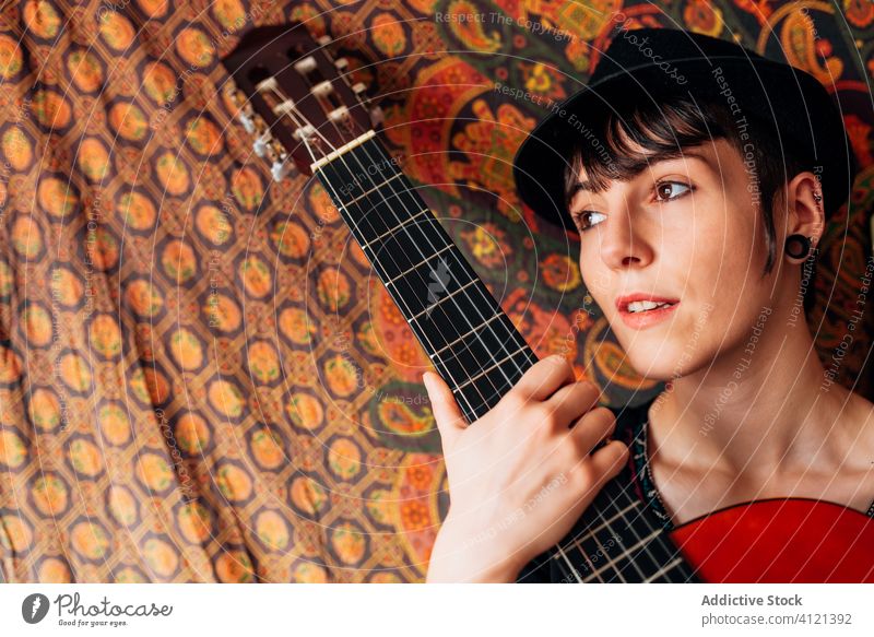 Frauenporträt mit Gitarre im Wohnzimmer spielen Hipster akustisch Inhalt trendy Freude Gitarrenspieler Probe sich[Akk] entspannen heimwärts Musik Instrument
