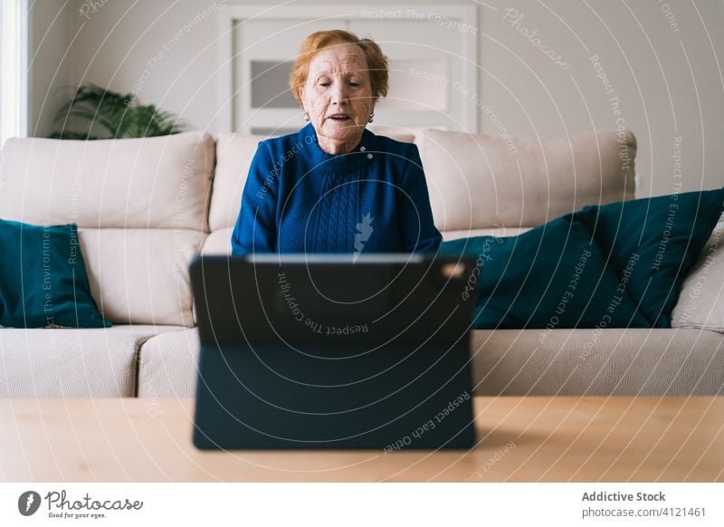 Alte Frau kommuniziert mit Tochter per Video-Chat auf Laptop Videoanruf heimwärts Senior Sitzung benutzend online abgelegen Entfernung Coronavirus Isolation