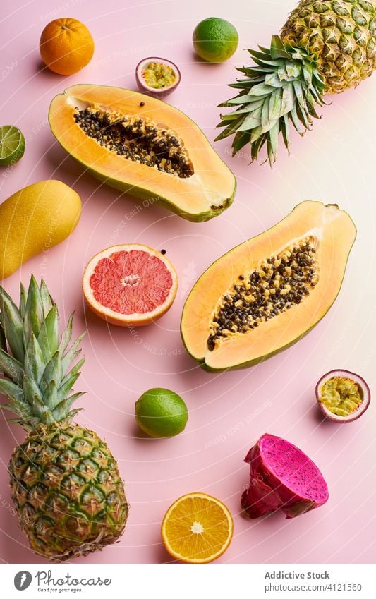 Kreatives Layout mit exotischen Sommerfrüchten in der Draufsicht tropisch Frucht Papaya Hawaii Zutaten natürlich organisch Lebensmittel pitaya Drache