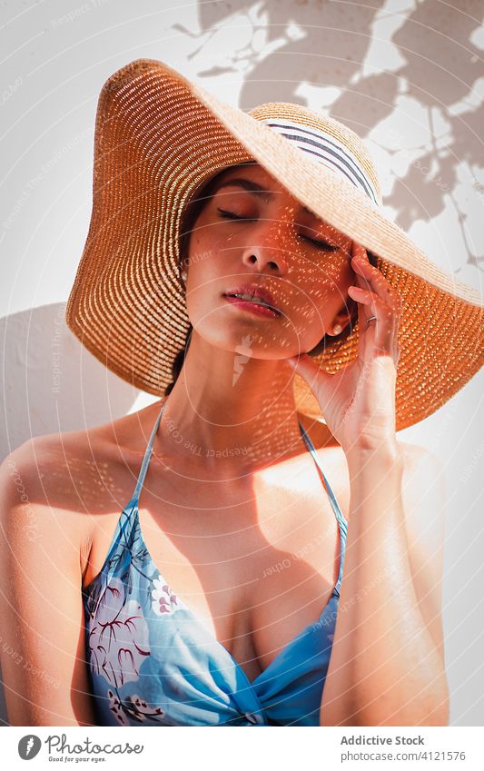 Entspannte Frau genießt den sonnigen Tag Sommer ruhen sich[Akk] entspannen Hut Straße Stil jung ruhig Urlaub sorgenfrei genießen Dame Feiertag reisen Tourismus