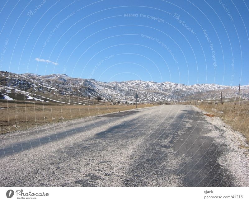 Straße ins Nichts Ferne Sommer Türkei Landstraße Europa Berge u. Gebirge Unendlichkeit Schnee Einsamkeit