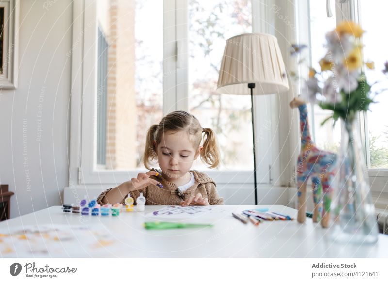 Kleines Mädchen benutzt Gouache zum Zeichnen mit den Fingern auf Papier zu Hause Zeichnung heimwärts Kind Farbe Kindergarten Kunst kreativ zeichnen niedlich