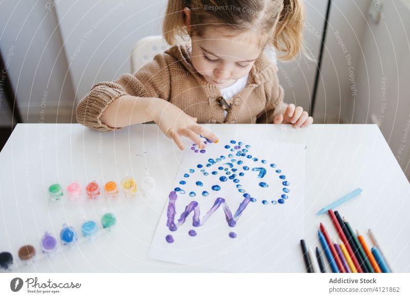 Kleines Mädchen benutzt Gouache zum Zeichnen mit den Fingern auf Papier zu Hause Zeichnung heimwärts Kind Farbe Kindergarten Kunst kreativ zeichnen niedlich