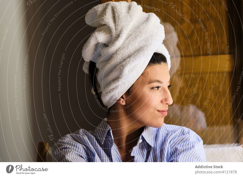 Glückliche Frau mit Handtuch auf dem Kopf nach einem Bad zu Hause Zahnfarbenes Lächeln Dusche frisch Sauberkeit Morgen Hygiene sich[Akk] entspannen Komfort