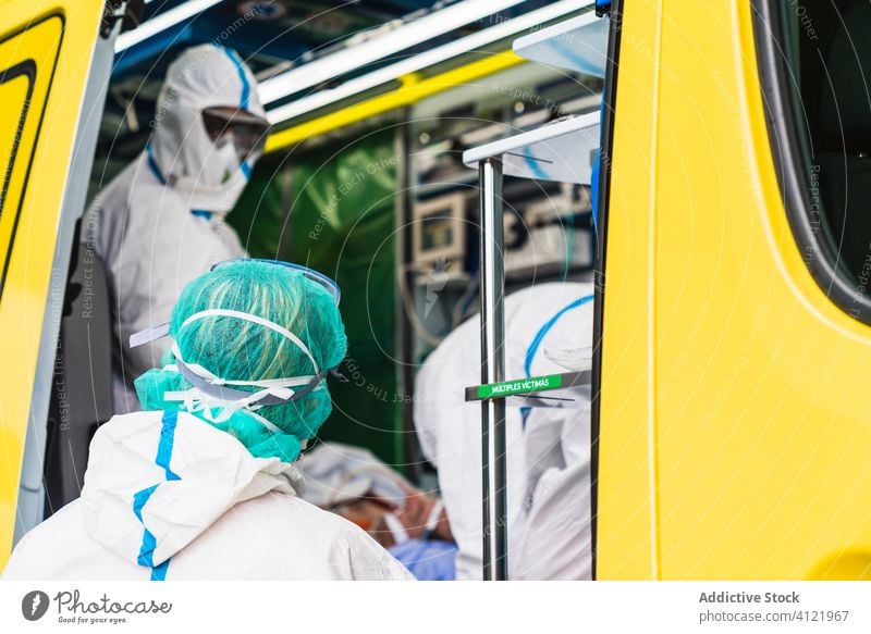 Ärzte im Schutzanzug stehen im Rettungswagen Arzt PKW Tür Krankenwagen Gerät geduldig Virus Infektion untersuchen Uniform inspizieren Krankenhaus Dienst