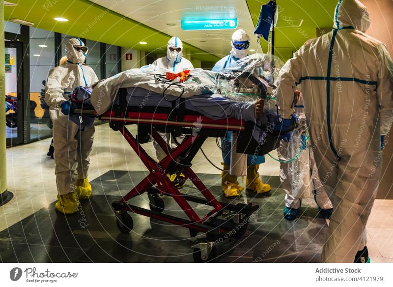 Eine Gruppe unkenntlicher Ärzte transportiert einen Patienten ins Krankenhaus Menschengruppe Arzt Uniform geduldig Gerät Medizin Gesundheitswesen Arbeit