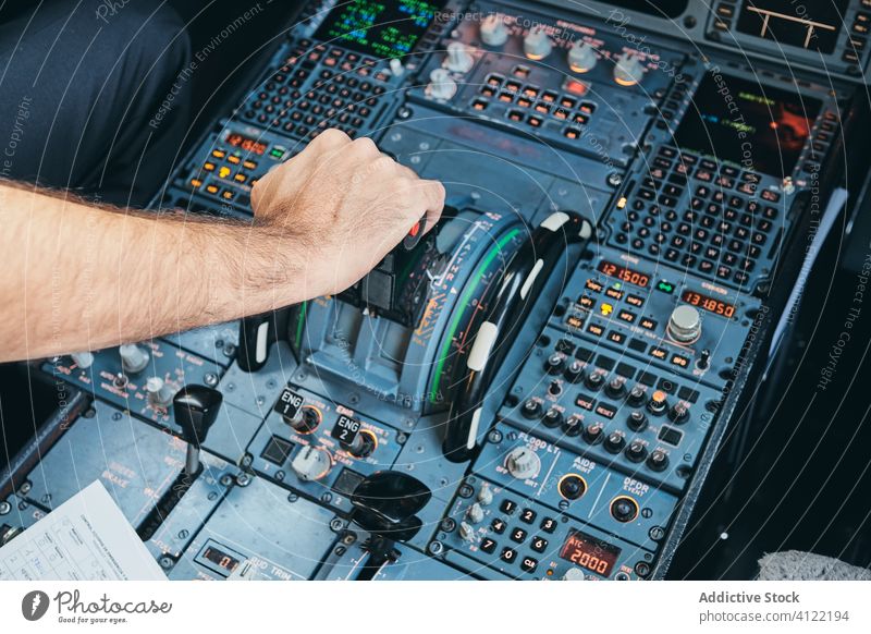 Pilot bedient Flugzeug im Cockpit arbeiten Hebel Mann Kontrolle Armaturenbrett Hand männlich Flieger modern Fluggerät Ebene Verkehr Luftverkehr professionell