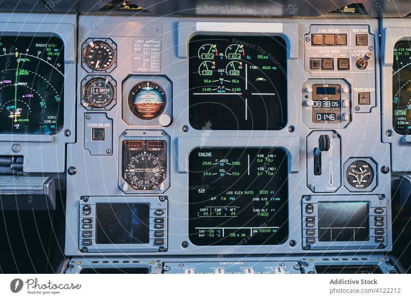 Feuertasten auf dem Bedienfeld im Cockpit Fluggerät Panel Ermahnung Schaltfläche Sicherheit Kontrolle Gerät modern Flugzeug Luftverkehr Ebene Zeitgenosse
