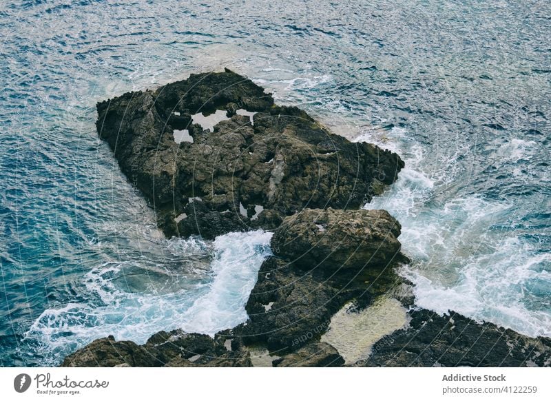 Meeresküste mit Wellen, die gegen felsige Klippen schlagen winken Wasser Unwetter Kraft filtzen Absturz platschen Bewegung Ibiza Spanien bedeckt Küste Felsen