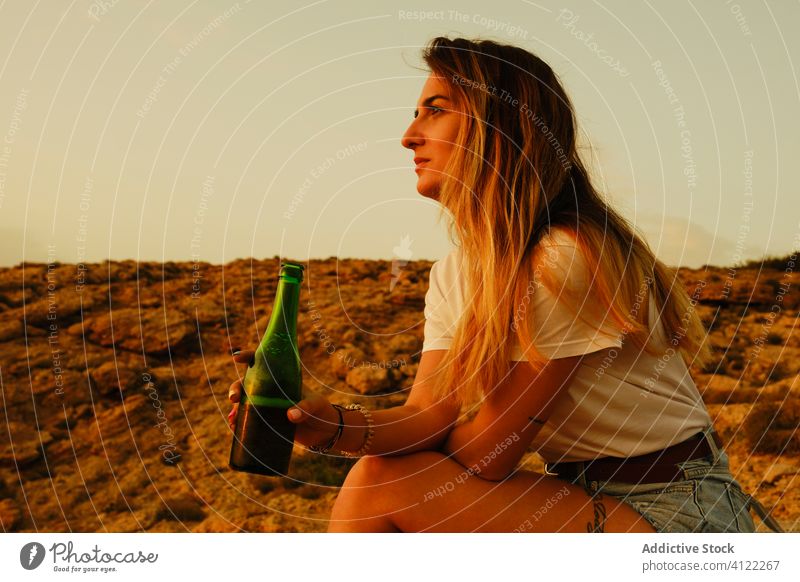 Junge Dame mit Bierflasche bei Sonnenuntergang am Meeresufer Frau Reisender Lächeln Erfrischung Sommer Kälte Freizeit Glück Ibiza Spanien Sonnenbrille Flasche