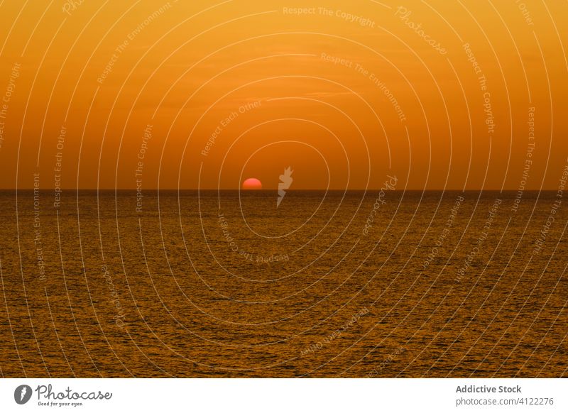 Erstaunlicher goldener Sonnenuntergang über dem dunklen Meer Meereslandschaft malerisch Küste Himmel Ufer Seeküste Horizont Küstenlinie Spanien Ibiza Freiheit