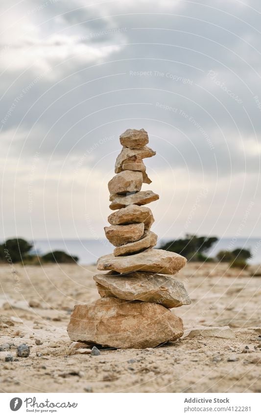 Aufeinander gestapelte Steine auf sandigem Boden in Ibiza Sand Strand Stapel Meeresufer leer Zen Windstille Harmonie Freiheit Frieden Landschaft Wetter Himmel