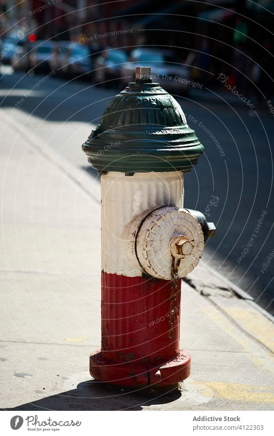 Feuerhydrant an der Stadtstraße Hydrant Gerät Straße Großstadt alt Notfall Straßenbelag New York State USA amerika retro altehrwürdig gealtert Metall urban