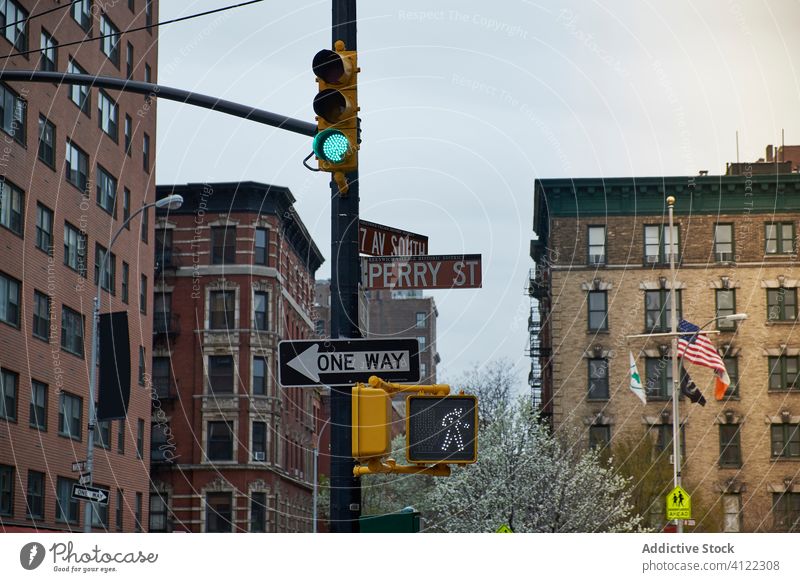 Verkehrsschilder auf der Straße eines Stadtviertels Großstadt Zeichen Wegweiser Querstraße Zebrastreifen Gebäude alt verwittert New York State USA amerika