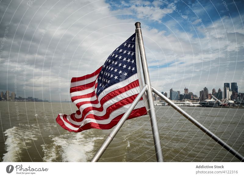 Amerikanische Flagge auf schwimmendem Boot Fahne national USA Gefäße Wasser Schwimmer Großstadt Küste Himmel wolkig Amerikaner Vereinigte Staaten New York State