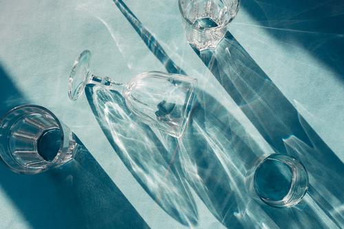 Flatlay von verschiedenen Weingläsern auf blauem Hintergrund, selektiver Fokus glänzend trinken liquide hell Reichtum Alkohol Getränk Feier Farbe Tasse