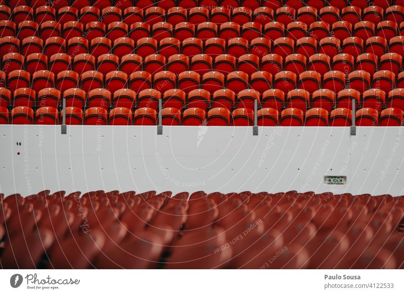 Leere Plätze in der Veranstaltung leer Sitzgelegenheit Kündigung Konzert Publikum Stadion Menschenmenge sitzen Stuhlreihe Sitzreihe Bestuhlung Reihe Platz frei