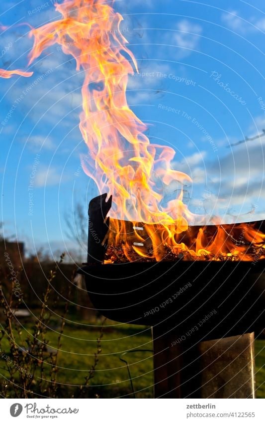 Feuer und Flamme asche brennen feuer feuerschale feuerwehr flamme gefahr gefährlich glut heiß hitze lodern osterfeuer verbrennen verbrennung versicherung himmel