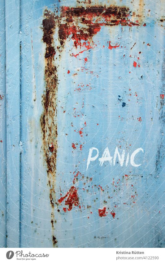 panic panik graffiti geritzt tür wand hintergrund paranoia angst stress schrecken hysterie gefühl reaktion untergrund metall rostig farbe patina abgeblättert