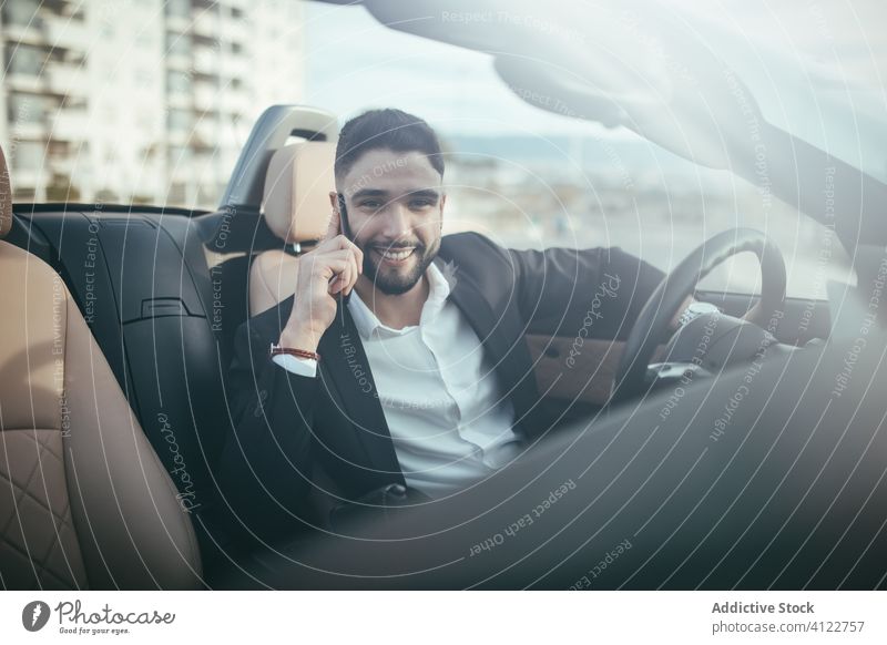 Attraktiver Geschäftsmann mit Cabriolet, der mit dem Handy telefoniert Automobil Person Menschen jung Fahrer PKW Verkehr Fahrzeug Business Laufwerk Mode Telefon