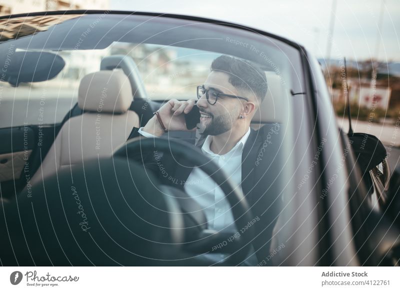 Attraktive Geschäftsfrau mit Cabrio, die ihr Handy benutzt Automobil Person Menschen jung Fahrer PKW Verkehr Fahrzeug Business Laufwerk Bildschirm Mode Telefon
