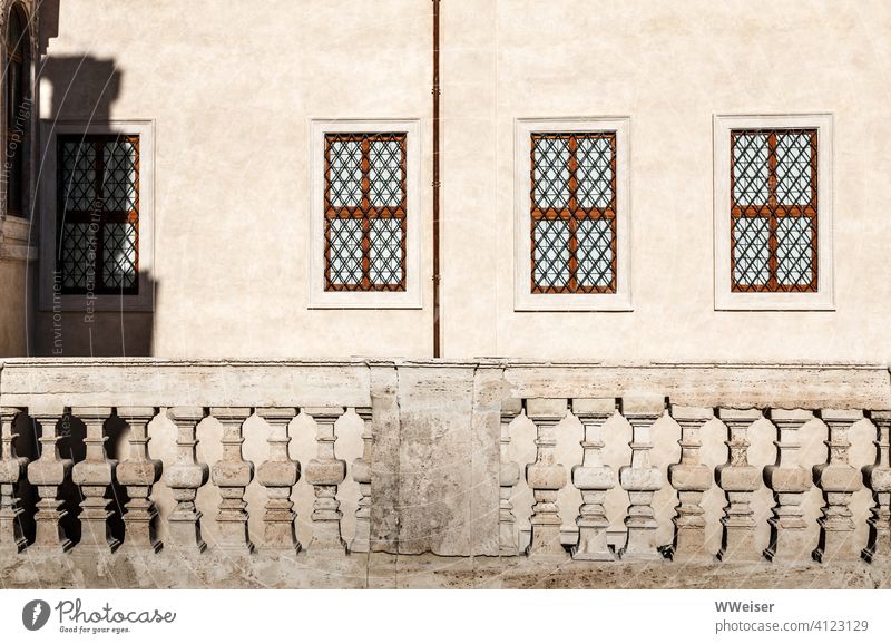 Das Licht von Rom auf der Fassade des alten Palazzo Schatten Italien historisch Balustrade Wand Hof Geländer Stein Architektur Außenaufnahme Sehenswürdigkeit
