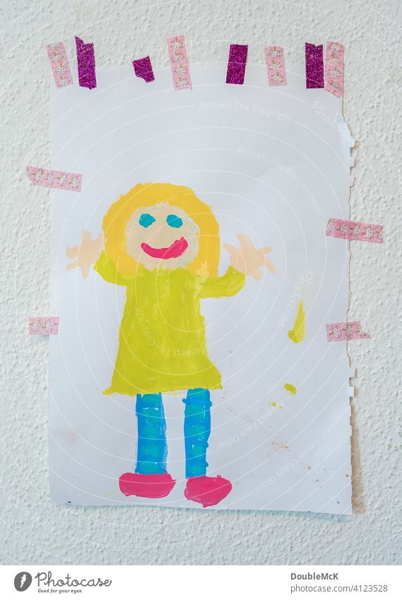 Ein an die Wand aufgeklebtes Kinderbild, dargestellt ein fröhliches Mädchen, mit Wasserfarben gemalt Kinderzeichnung Zeichnung Mädchenportrait Fröhlichkeit