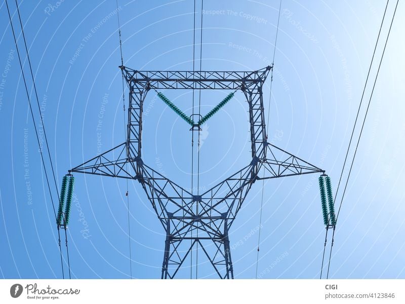 Hochspannungs-Energieverteilerturm über freiem Himmel Turm Elektrizität hoch Spannung elektrisch Kraft Draht Kabel Linie Vorrat industriell Metall Übertragung
