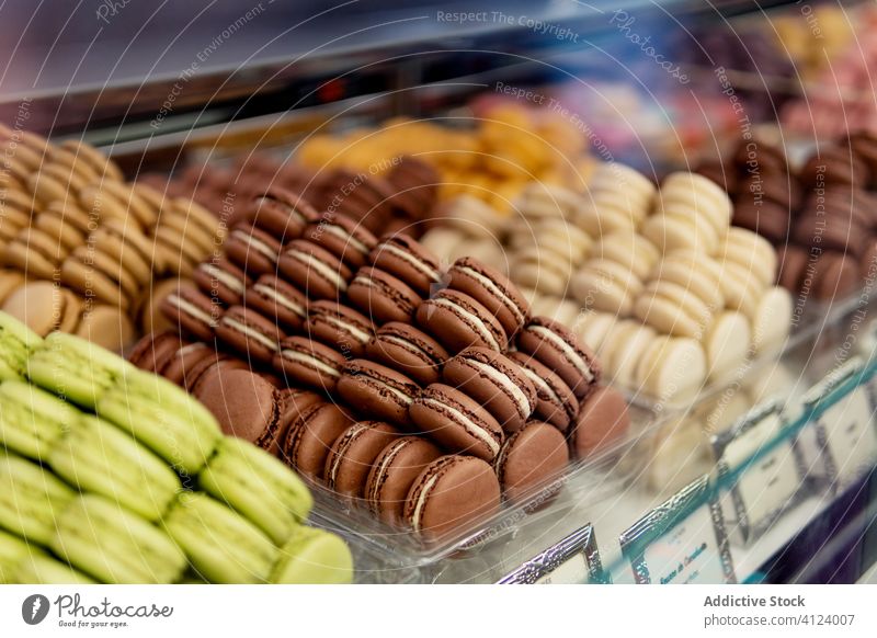 Leckere bunte Makronen im Schaufenster einer Konditorei Patisserie farbenfroh geschmackvoll sortiert lecker süß Dessert Gebäck Werkstatt Mandel anders