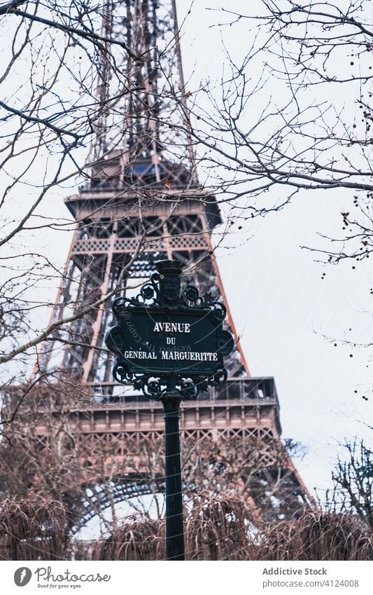 Wegweiser auf dem Hintergrund des Eiffelturms Tour d'Eiffel Ast Baum Stadtbild Paris berühmt Allee Sightseeing alt Symbol Großstadt reisen hell erstaunlich