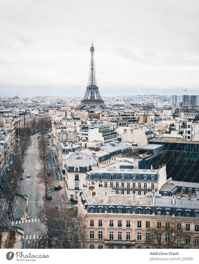 Blick auf den Eiffelturm auf der Straße in Paris Tour d'Eiffel Wahrzeichen berühmt Sightseeing alt Symbol Großstadt reisen hell hoch erstaunlich Himmel Fassade