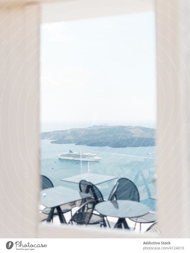 Terrasse mit herrlichem Blick auf das Meer Landschaft Fenster Tisch Stuhl Kreuzfahrtschiff Blauer Himmel Ansicht Griechenland Santorin malerisch reisen