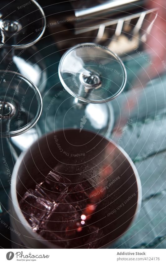 Barmann bereitet roten Alkoholcocktail zu Cocktail vorbereiten eingießen trinken Schüttler Barkeeper Eis hinzufügen Prozess Getränk professionell mischen Glas