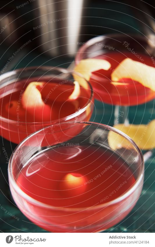 Roter Cocktail mit Oliven und Zitrone rot Glas Alkohol trinken Bar dienen Kulisse Garnierung Getränk sich[Akk] schälen oliv Explosion Coupé Zitrusfrüchte