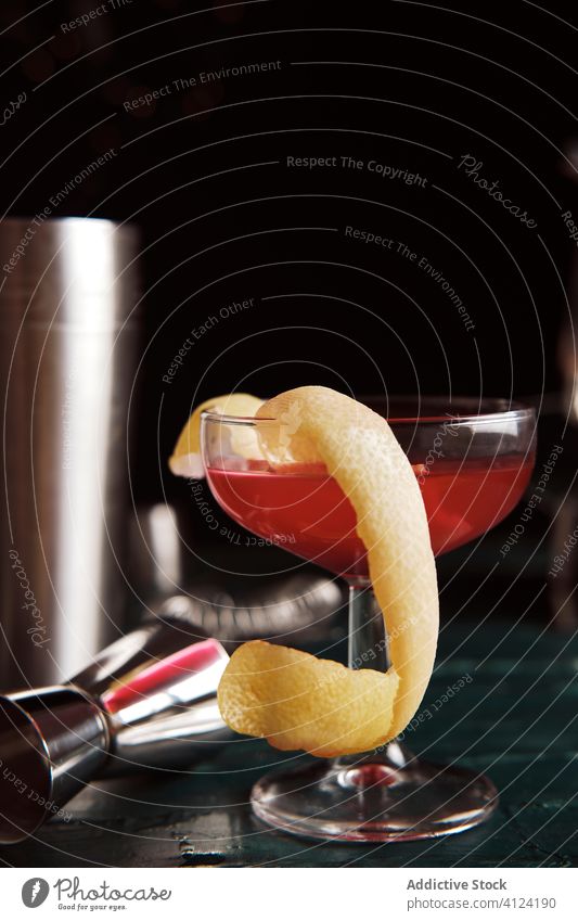 Roter Cocktail mit Oliven und Zitrone rot Glas Alkohol trinken Bar dienen Kulisse Garnierung Getränk sich[Akk] schälen oliv Explosion Coupé Zitrusfrüchte
