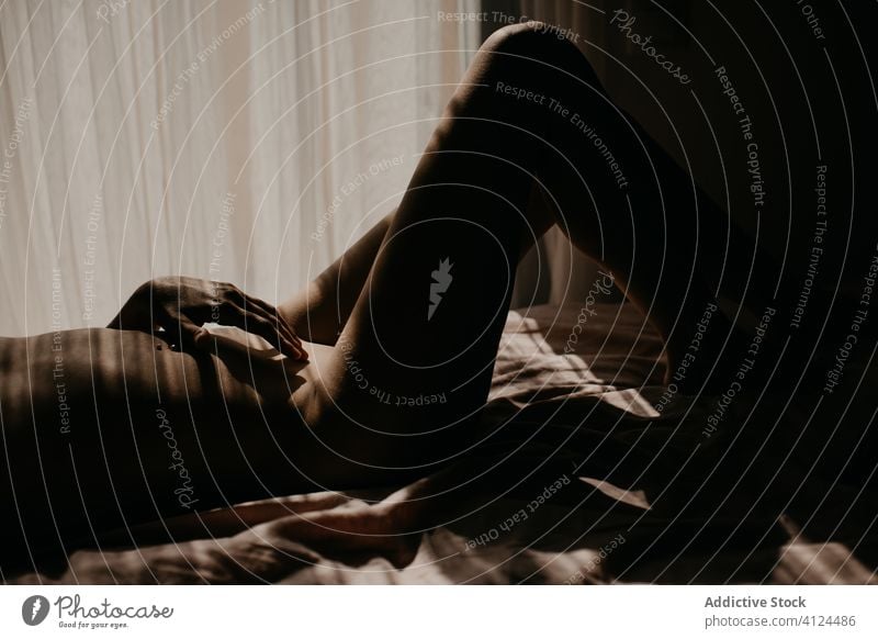 Nackte erotische Frau, die zu Hause im Bett masturbiert masturbieren sexuell Vergnügen verführerisch unverhüllt nackt Brust Quarantäne Lügen allein Verlockung