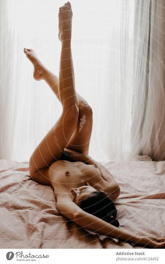 Nackte Frau auf dem Bett liegend und masturbierend sexuell Vergnügen nackt sinnlich Brust stimulieren Klitoris Lügen Quarantäne verführerisch itim heimwärts