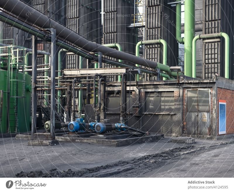 Industriegebiet mit Pipelines an der Kokerei Koks Pflanze industriell Gegend Koks-Batterie Herstellung Gebäude Fabrik Metall Metallurgie gijon Spanien