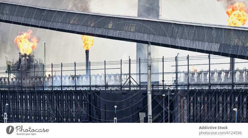 Außenbereich der Kokerei mit Rohren und Koksbatterien Pflanze Koks-Batterie Röhren industriell Rauch Fabrik Flamme Gebäude verwittert Aviles Spanien Industrie